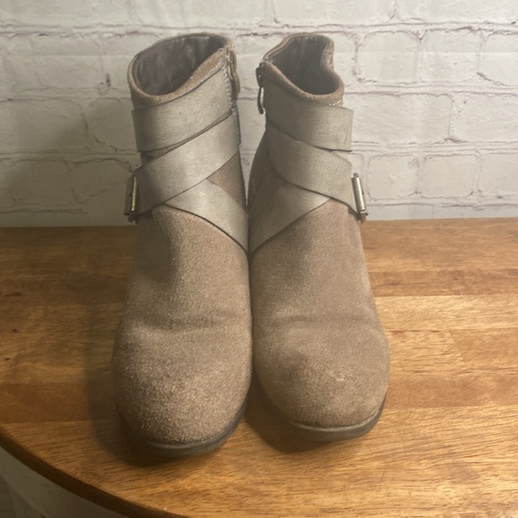 Sketchers Brown Suede Buckle Western Lined Ankle Boot Size 7 - Picture 5 of 15